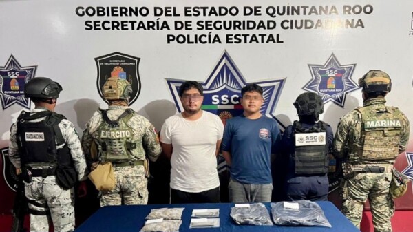 Sorprenden a dos sujetos manipulando bolsas con enervantes en Cielo Nuevo en Cancún