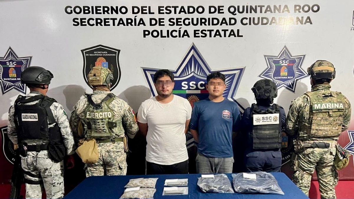 Sorprenden a dos sujetos manipulando bolsas con enervantes en Cielo Nuevo en Cancún