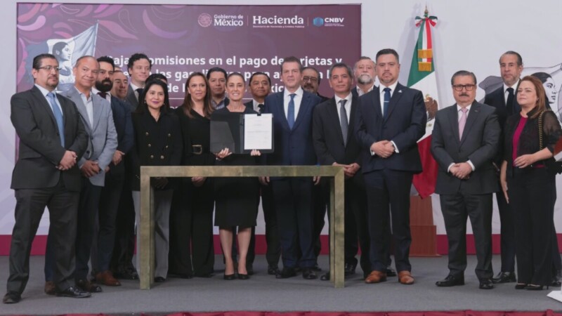 Bajan comisiones en pago con tarjeta y vales en gasolineras