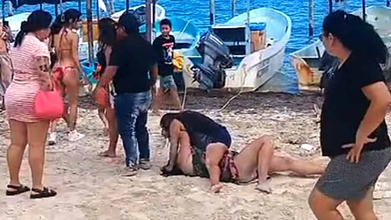Riña de mujeres convierte playa de Puerto Juárez en arena de lucha libre