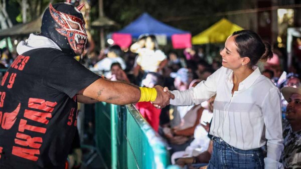Junto con cancunenses, Ana Paty Peralta inaugura campeonato municipal de lucha libre