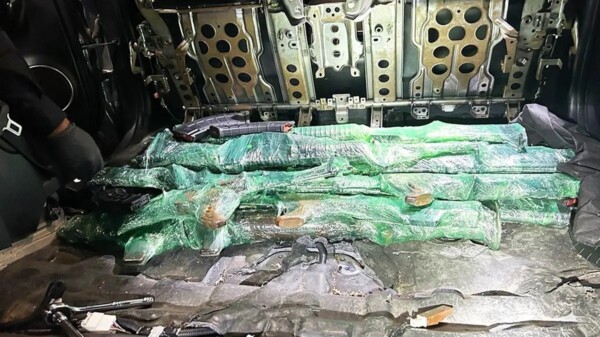 Decomisan lanzacohetes y armas de alto poder en un vehículo con destino a México