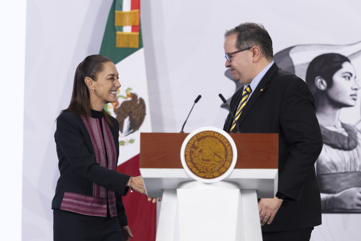 La presidenta Claudia Sheinbaum Pardo saluda al Rector de la UNAM Leonardo Lomelí Vanegas.