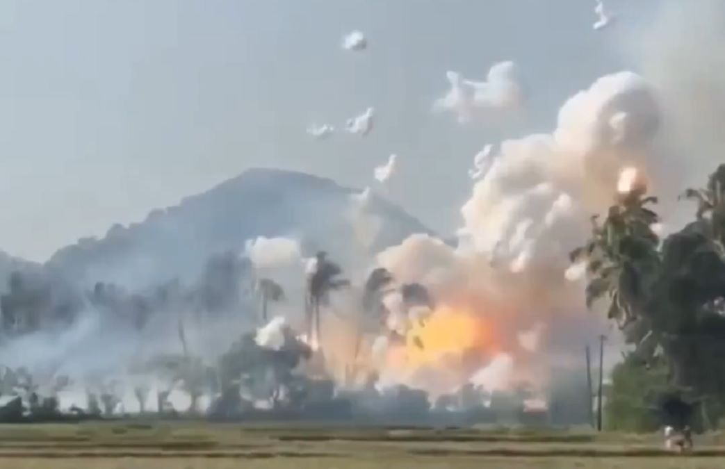 Deja 13 muertos explosión en una fábrica de fuegos artificiales en la India