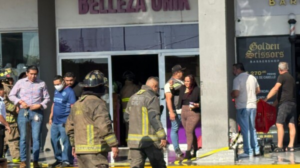 Fuego desata alarma en plaza comercial de Cancún