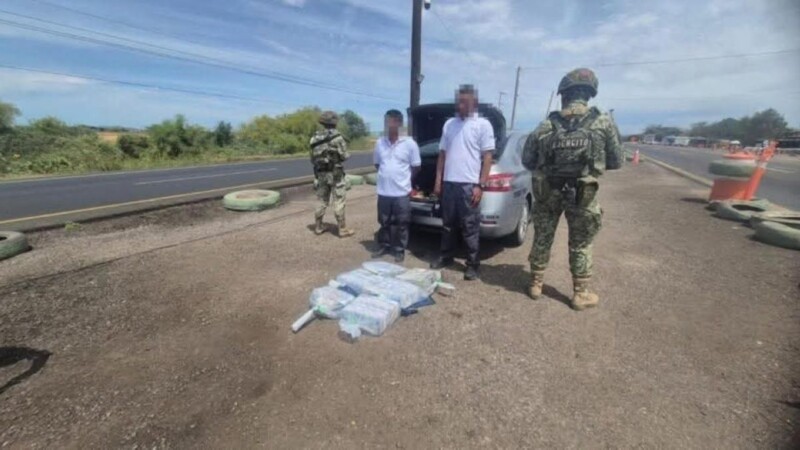 Caen dos hombres con $25 millones en efectivo en un retén militar en Sinaloa
