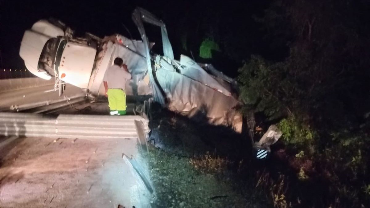Vuelca tráiler con material explosivo en la autopista Mérida-Cancún