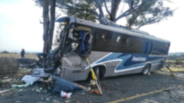 Choque de autobús en Querétaro deja tres pasajeros fallecidos y al menos 20 lesionados