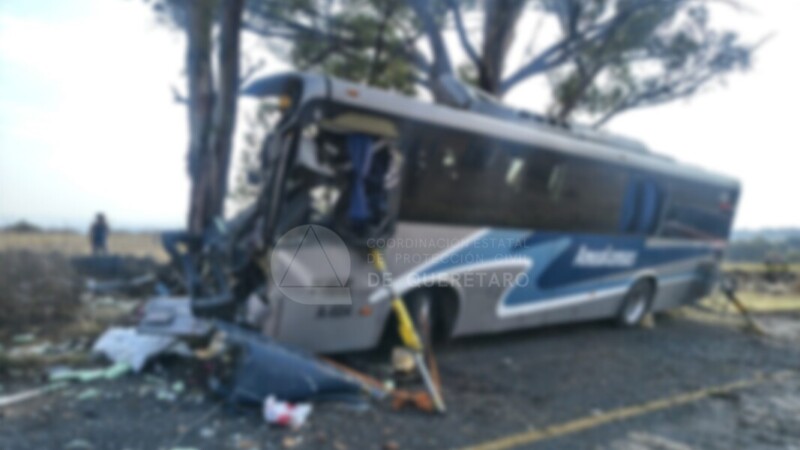 Choque de autobús en Querétaro deja tres pasajeros fallecidos y al menos 20 lesionados
