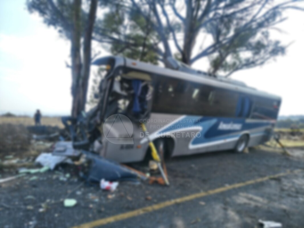 Choque de autobús en Querétaro deja tres pasajeros fallecidos y al menos 20 lesionados