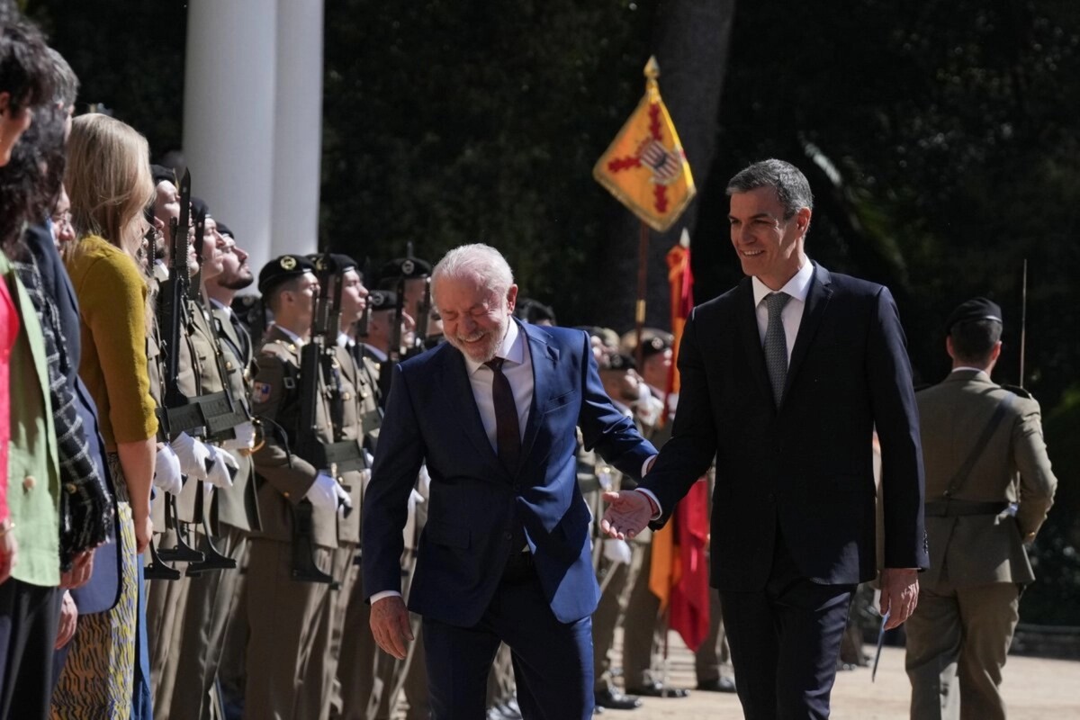 El presidente del Gobierno de España Pedro Sánchez, y el presidente de Brasil, Luiz Inácio Lula da Silva, durante la celebración de la I Cumbre España-Brasil, en Barcelona, Catalunya (España).