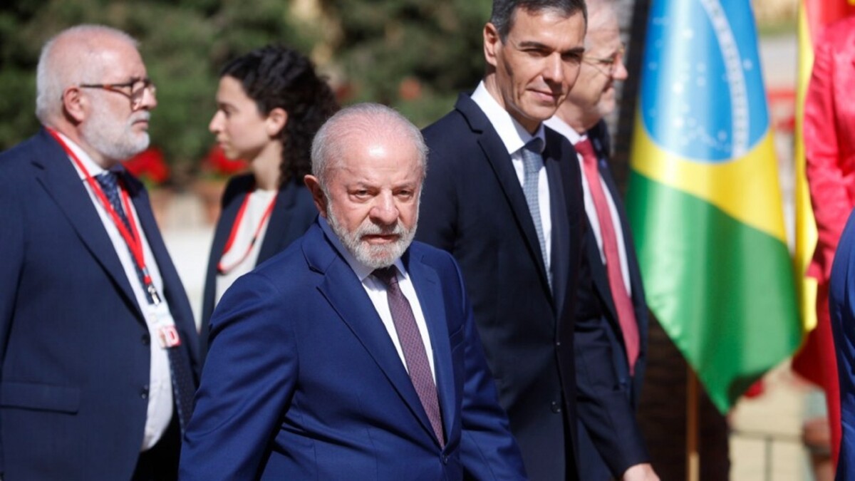 Pedro Sánchez y Luis Inácio Lula da Silva se reúnen en Barcelona para celebrar la primera cumbre bilateral España-Brasil, en la que formalizan un nuevo formato de relación al máximo nivel entre ambos países y firman acuerdos en materia económica, social y tecnológica. La cita se enmarca en un fin de semana de encuentros de líderes progresistas y defensa de la democracia. 