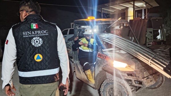 Arduas labores para rescatar a mineros en El Rosario, Sinaloa