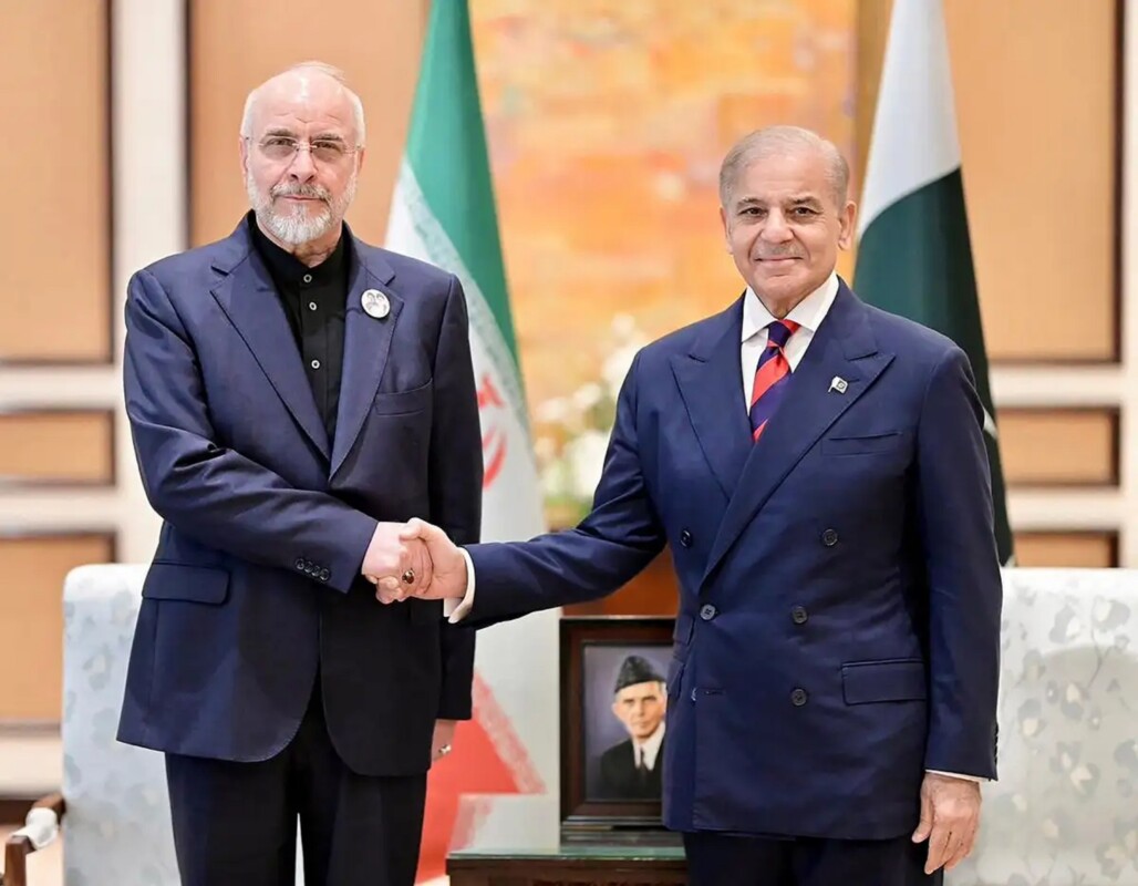 Fotografía tomada el 11 de abril de 2026 y difundida por la Oficina del Primer Ministro de Pakistán, muestra al Primer Ministro pakistaní, Shehbaz Sharif (derecha), estrechando la mano del presidente del Parlamento iraní, Mohammad Bagher Ghalibaf, durante su encuentro previo a las conversaciones de paz entre Estados Unidos e Irán en Islamabad. 