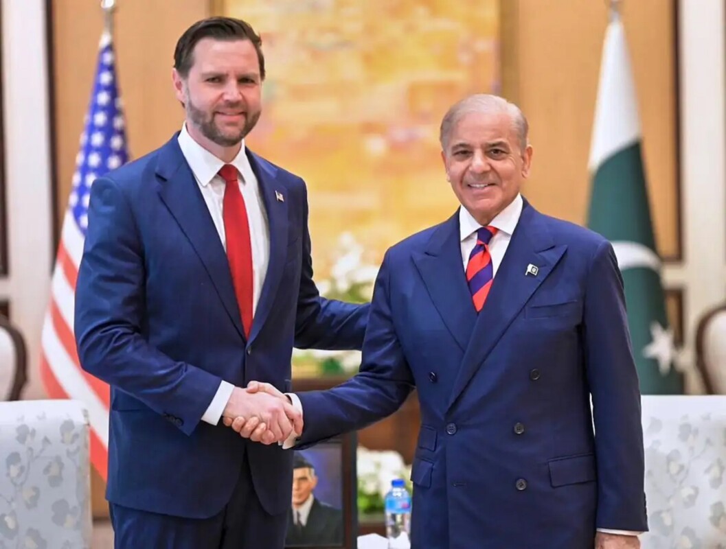 Fotografía difundida por la Oficina del Primer Ministro de Pakistán, el vicepresidente de Estados Unidos, JD Vance (izquierda), estrecha la mano del primer ministro pakistaní, Shehbaz Sharif, antes de su reunión en Islamabad, Pakistán, el sábado 11 de abril de 2026. 