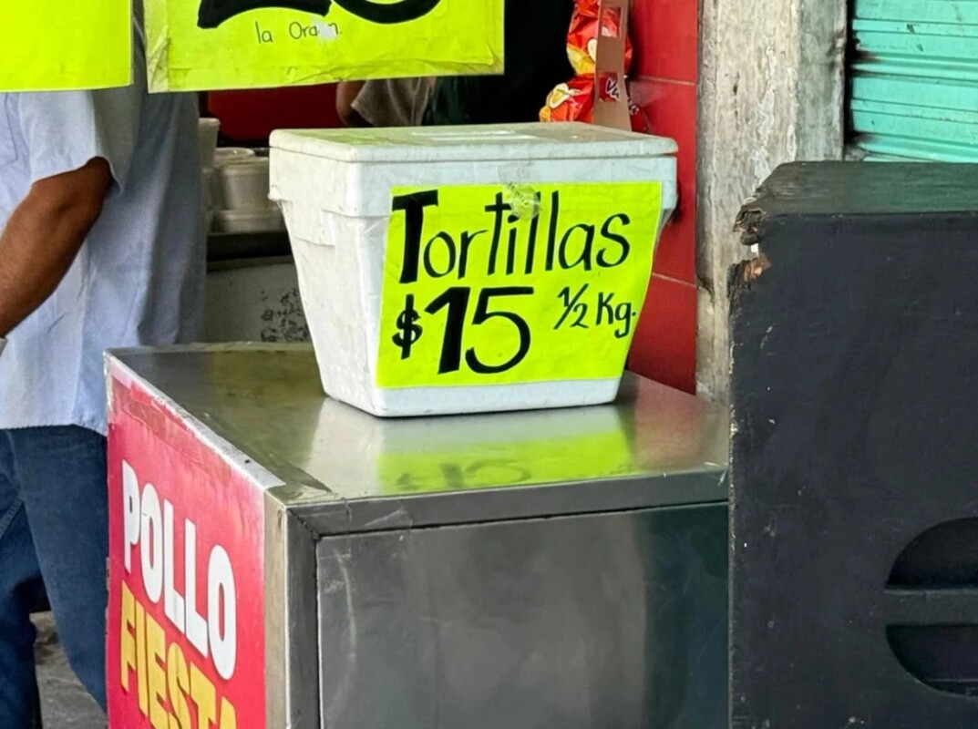 Pese a que autoridades y empresarios del sector coinciden en que no hay motivo para aumentar el precio de las tortillas, algunos expendios (como el de la imagen, en Veracruz) venden el kilo en 30 pesos o más. 