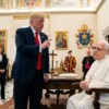 Amaga EU al Vaticano, le exige alinearse con Trump