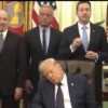 “Sleepy Don Trump” sueña con dominar el mundo… Ssssh!