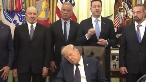 “Sleepy Don Trump” sueña con dominar el mundo… Ssssh!