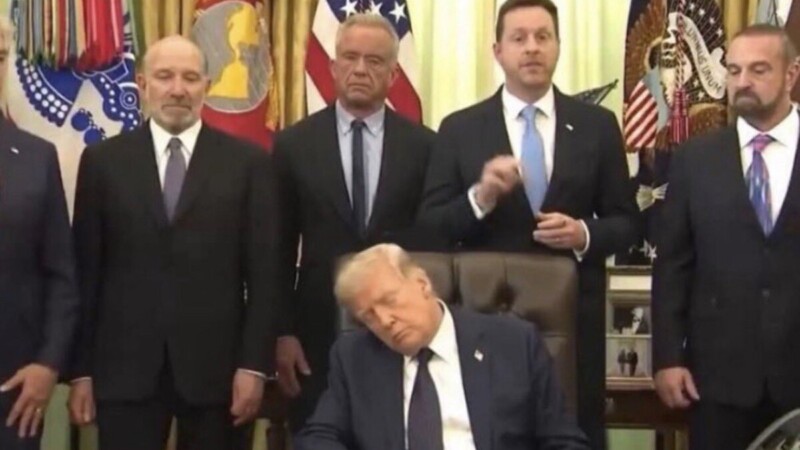 “Sleepy Don Trump” sueña con dominar el mundo… Ssssh!
