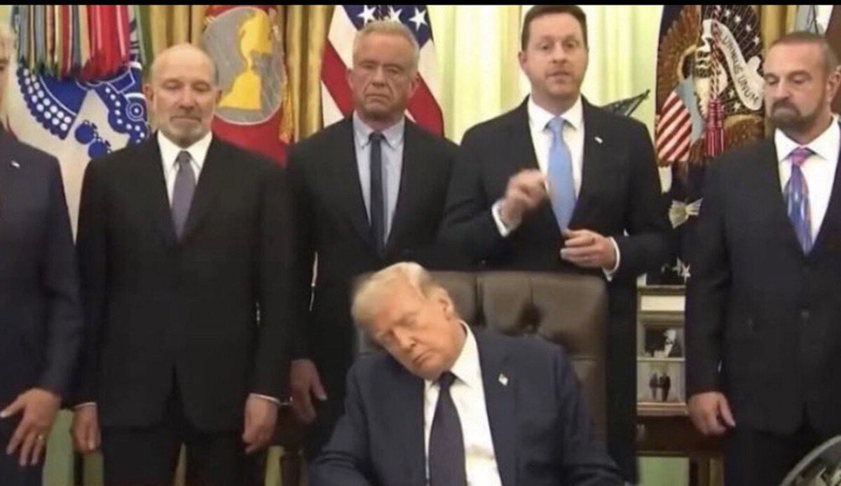 “Sleepy Don Trump” sueña con dominar el mundo… Ssssh!
