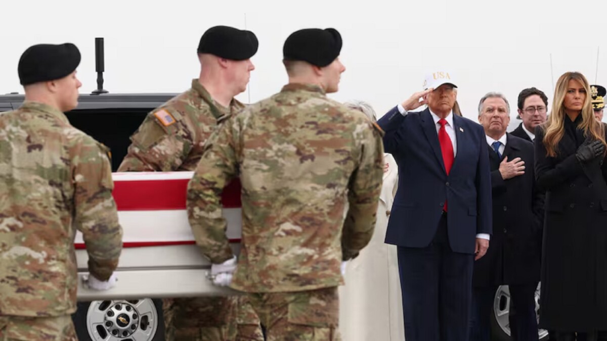 El presidente de Estados Unidos, Donald Trump, recibió el pasado 7 de marzo a los primeros cadáveres de estadounidenses caídos en la guerra contra Irán, algo que quería evitar a toda costa: la foto de alguien que se vendió antes de las elecciones como un “presidente de paz”, en una guerra lanzada por él mismo, en colaboración con Israel.