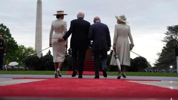 Pasea su ramplona personalidad Trump junto a Carlos y Camila