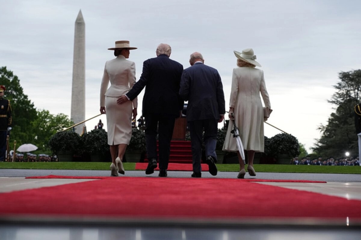 Pasea su ramplona personalidad Trump junto a Carlos y Camila