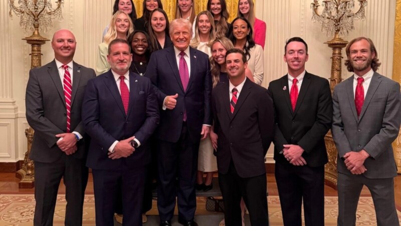 Trump celebra a mujeres tenistas y las deja en segundo plano