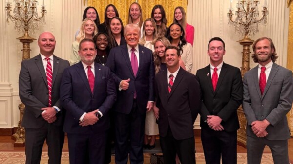 Trump celebra a mujeres tenistas y las deja en segundo plano