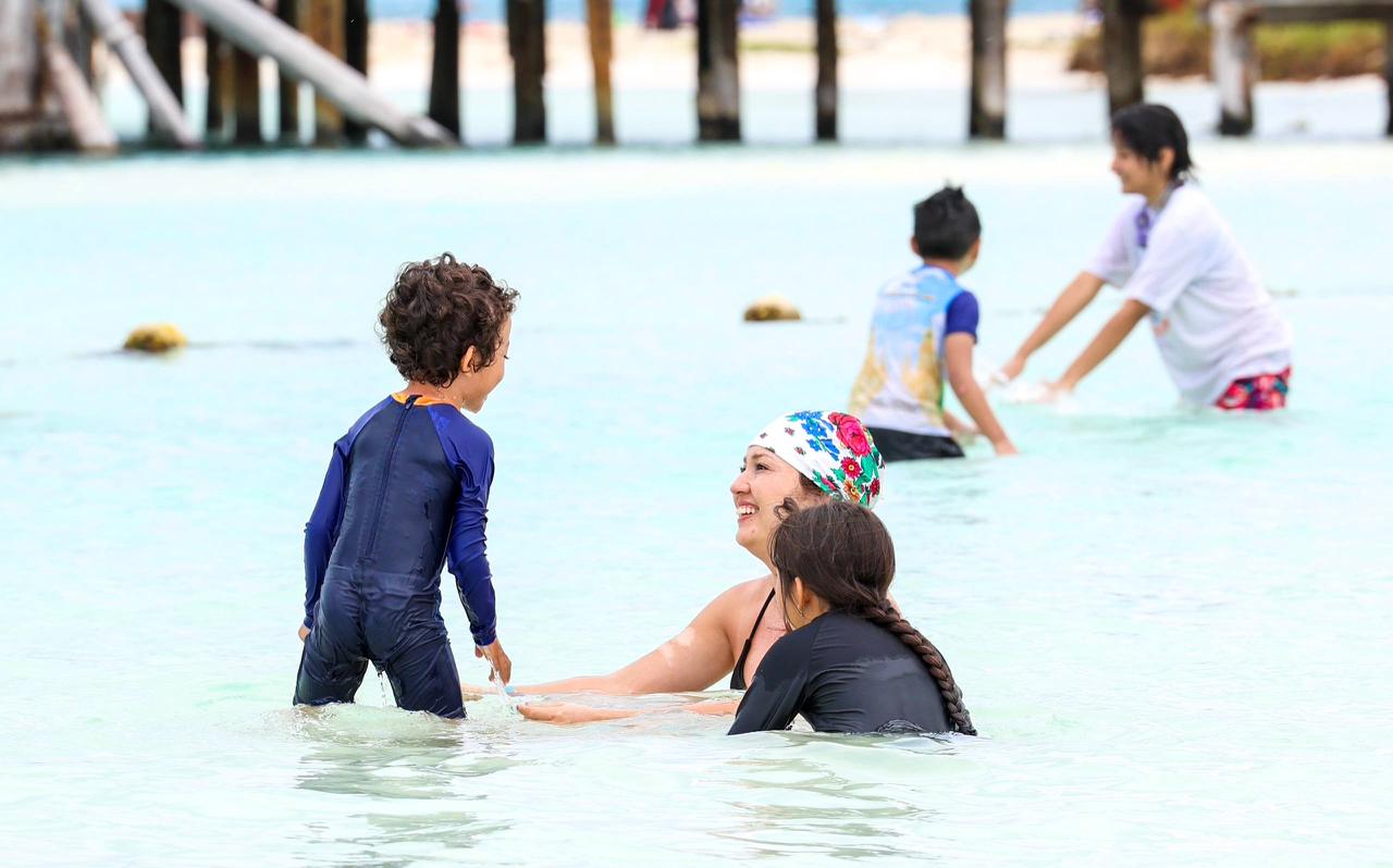 Ana Paty Peralta beneficia a familias con traslados gratuitos de ‘Ruta Mar’; esta semana se amplió dos días más de servicio sin costo de las dos rutas a cuatro playas de la Zona Hotelera.