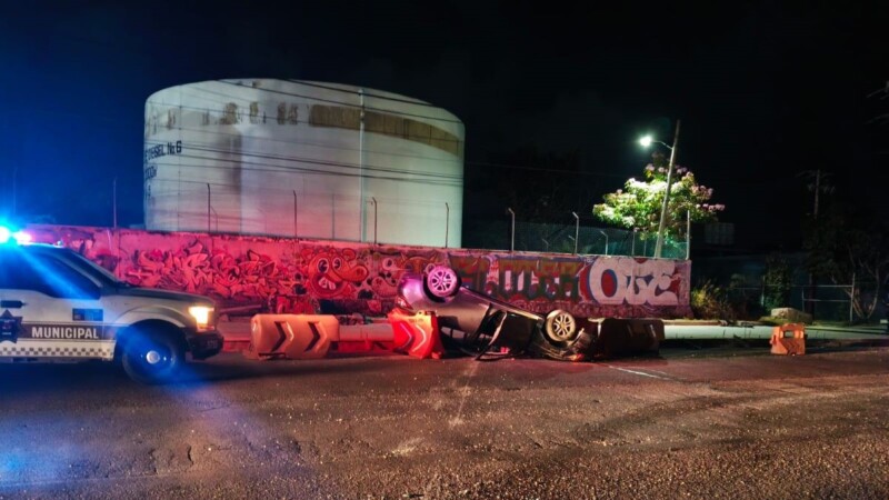 Vuelca vehículo en cruce de avenidas Kabah y Huayacán en Cancún