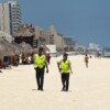 Presencia del personal de la Guardia Nacional en playa Delfines en Cancún