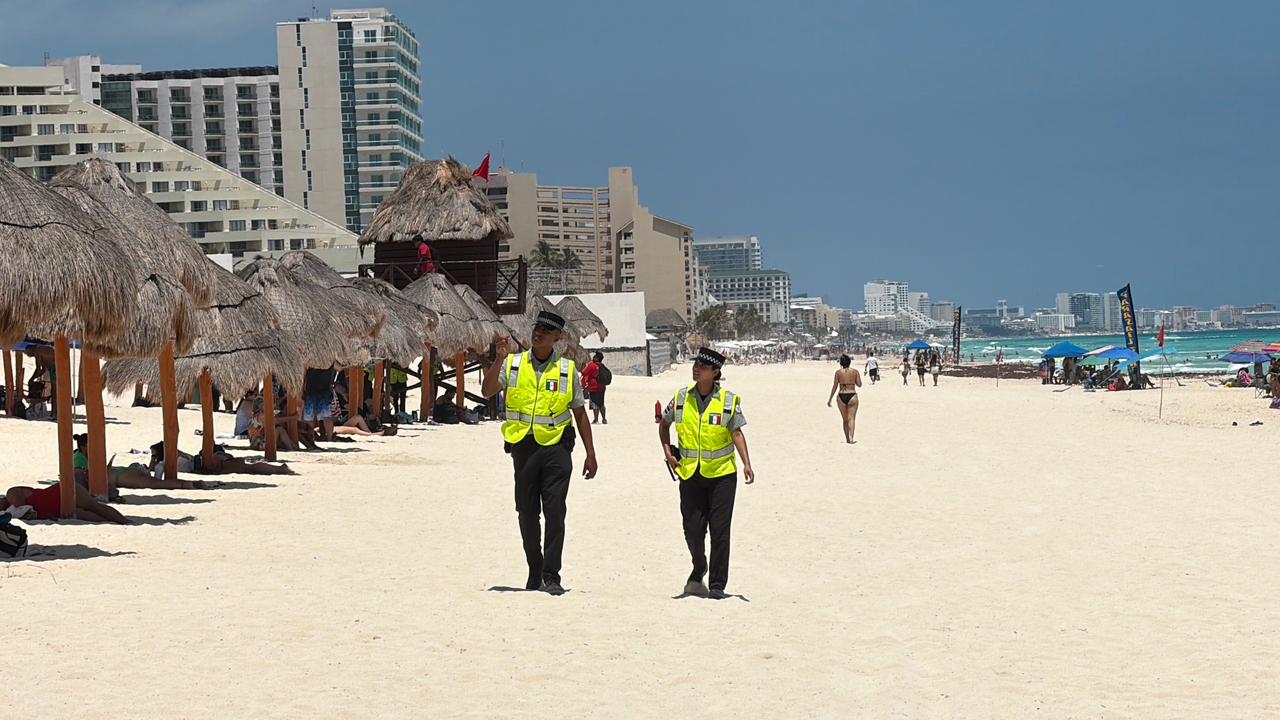 Presencia del personal de la Guardia Nacional en playa Delfines en Cancún