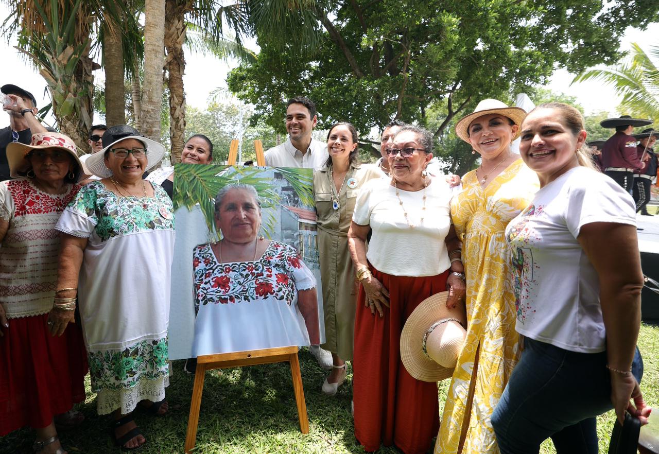 Festeja Ana Paty Peralta con fundadores orgullo de ser cancunense; al acudir al “Picnic más grande de Cancún”, como parte del 56 Aniversario de la ciudad. Participaron más de 150 artistas y miles de familias en una sana convivencia.