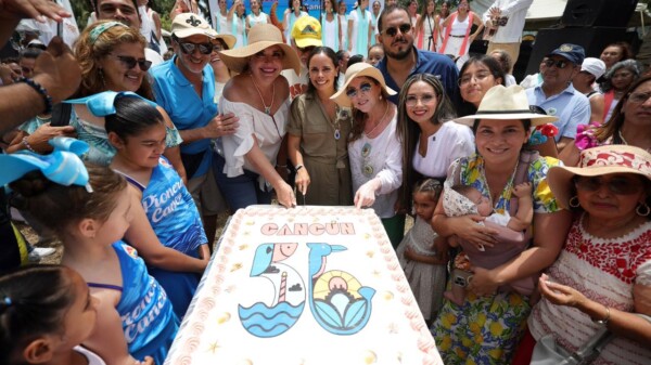 Festeja Ana Paty Peralta con fundadores orgullo de ser cancunense