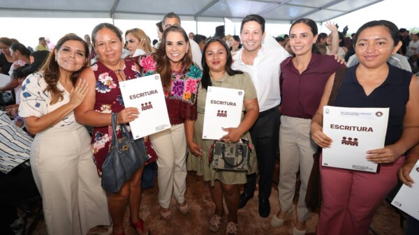 Cumplen Ana Paty Peralta y Mara Lezama a 503 familias con certeza jurídica