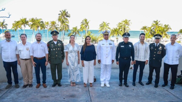 Atenea Gómez Ricalde asiste a la ceremonia conmemorativa por el CXII Aniversario de la Heroica Defensa del Puerto de Veracruz de 1914