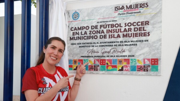 Atenea inaugura nueva cancha de futbol soccer en Isla Mujeres