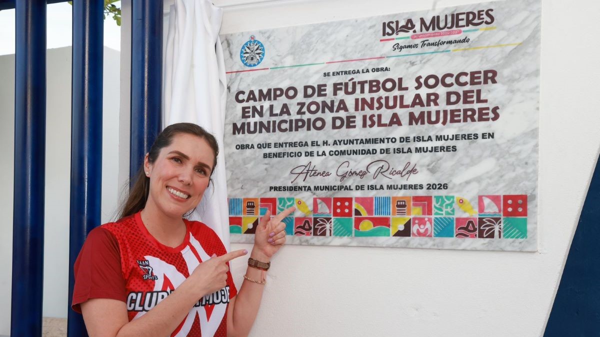 Atenea inaugura nueva cancha de futbol soccer en Isla Mujeres