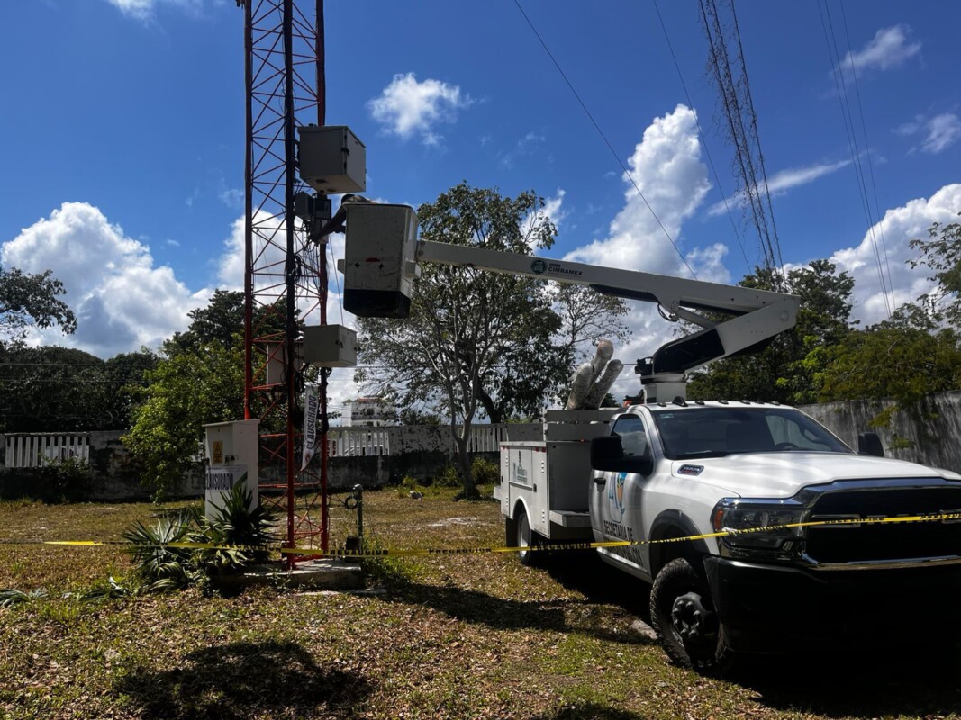 Garantizamos seguridad de estudiantes en Puerto Morelos: Blanca Merari; gracias a las gestiones de la presidenta municipal con la Coordinación Estatal de Protección Civil y el respaldo de la gobernadora Mara Lezama desmontan antena de telecomunicaciones en las inmediaciones de la escuela primaria "Benjamín Sabido Rosado" al representar riesgo para la comunidad educativa.