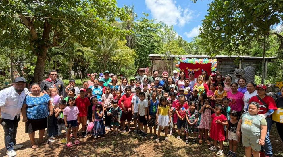 Sumamos esfuerzos para llevar alegría a niñez portomorelense: Blanca Merari; La presidenta municipal dio el banderazo de salida a los convoyes que llevaron alegría a 13 comunidades; 9 sumadas a la estrategia estatal y 4 atendidas directamente por el municipio. Más de 3,800 niñas y niños celebraron su día con actividades llenas de diversión.
