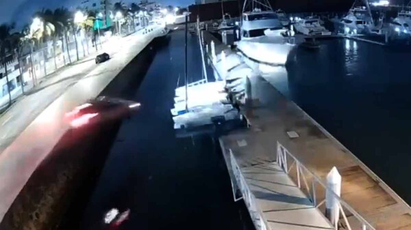 Automóvil sale de la vía y termina en el mar en Veracruz chocando embarcaciones