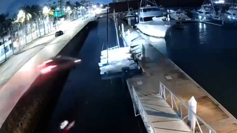 Automóvil sale de la vía y termina en el mar en Veracruz chocando embarcaciones