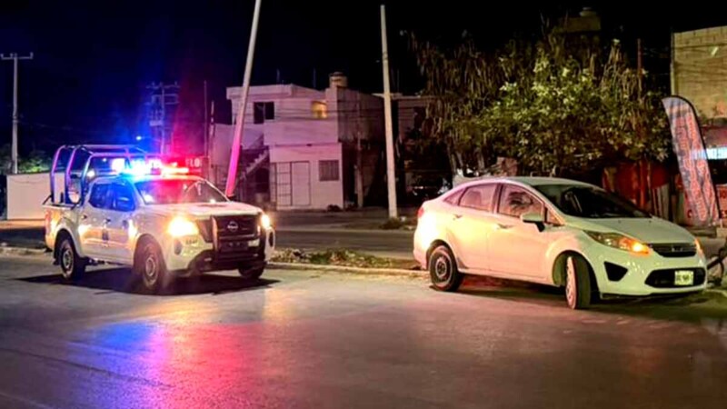 Sujeto choca y abandona su automóvil en avenida de Cancún