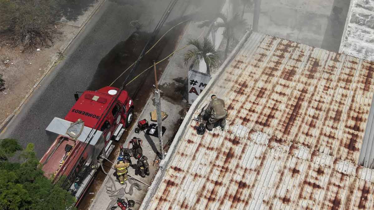 Atienden cuerpos de emergencia incendio en bodega en SM 89