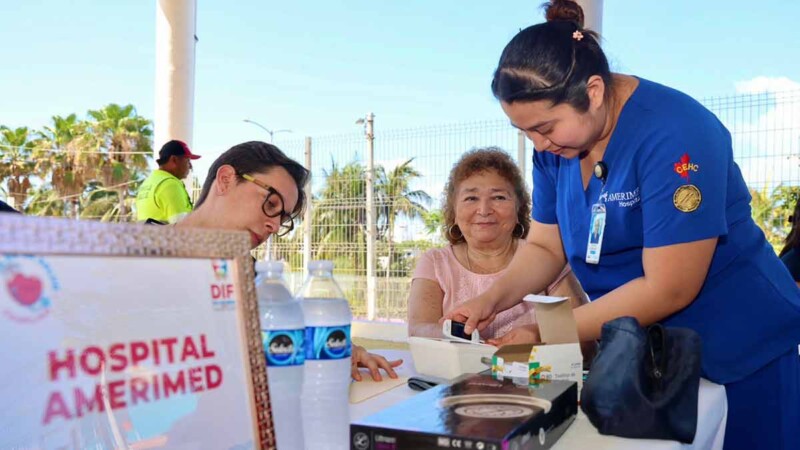 DIF Isla Mujeres acerca servicios médicos a familias isleñas con Feria de la Salud