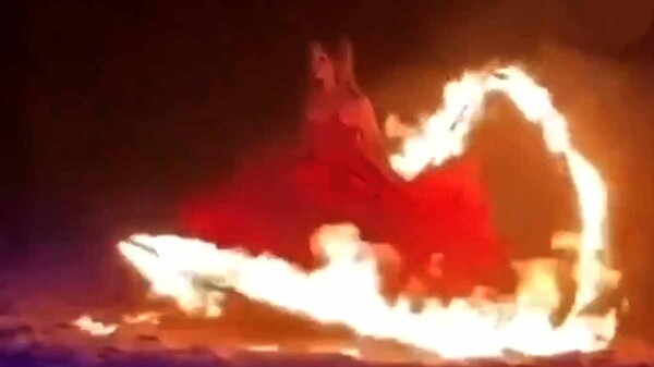 Bailarina protagoniza "ardiente" baile que termina en un rio
