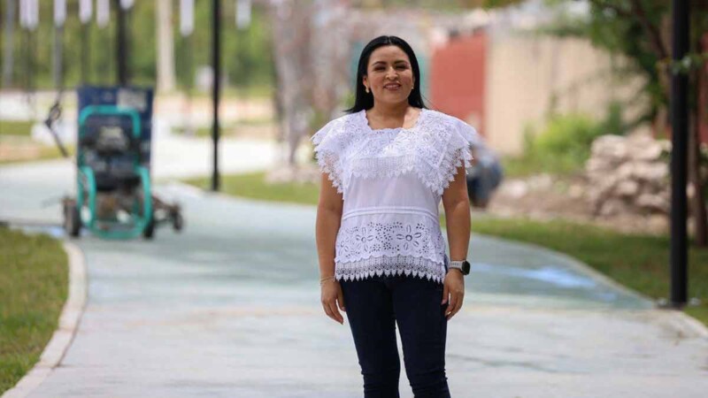 Recorre Blanca Merari la obra del parque lineal en la Supermanzana 19