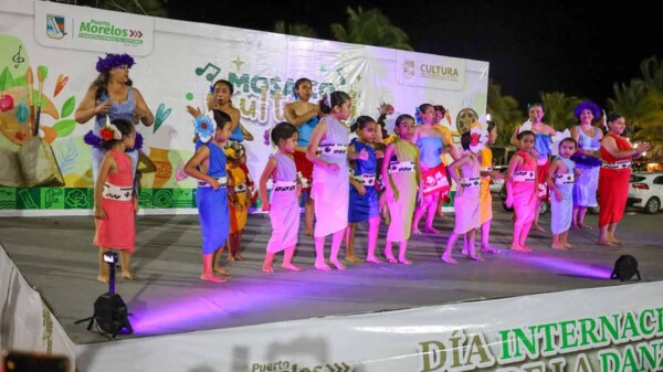Celebra Puerto Morelos el día internacional de la danza y el libro con gran espectáculo en el Parque Fundadores